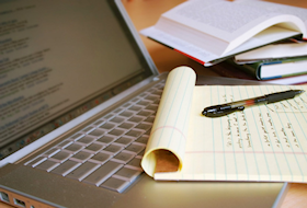 Laptop y libreta