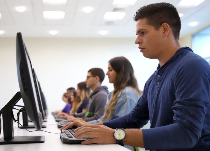 Estudiantes usando computadoras
